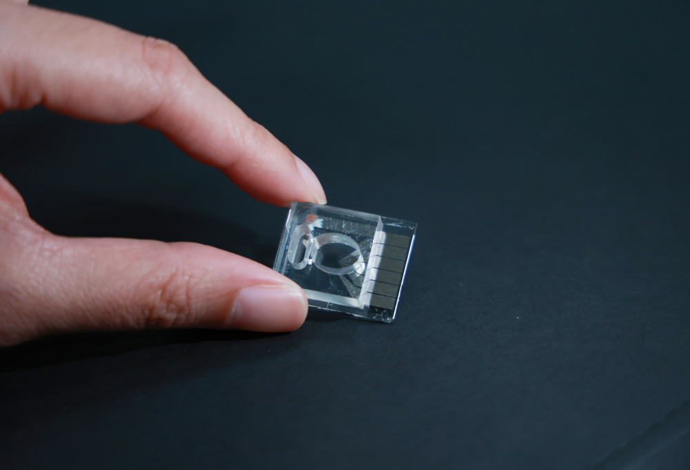 非侵入式胚胎粒線體功能量測系統 靠這個新研發的晶片得以運作。 非侵入式胚胎粒線體功能量測系統 靠這個新研發的晶片得以運作。